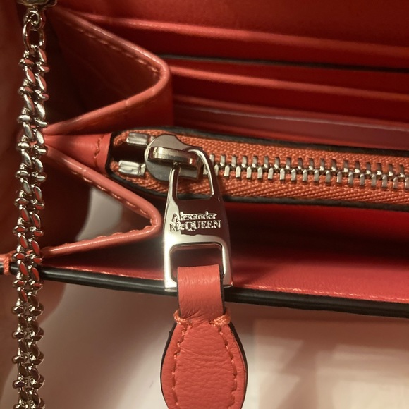 ALEXANDER McQUEEN Skull Wallet On Chain in Croc-Embossed Pink Leather - Picture 8 of 13